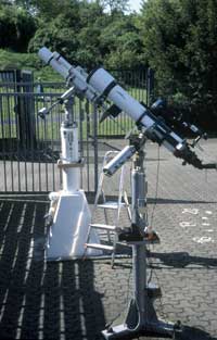 Die anderen Teleskope im Hof