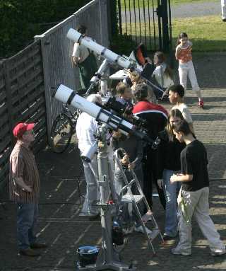 Besucher an den Teleskopen